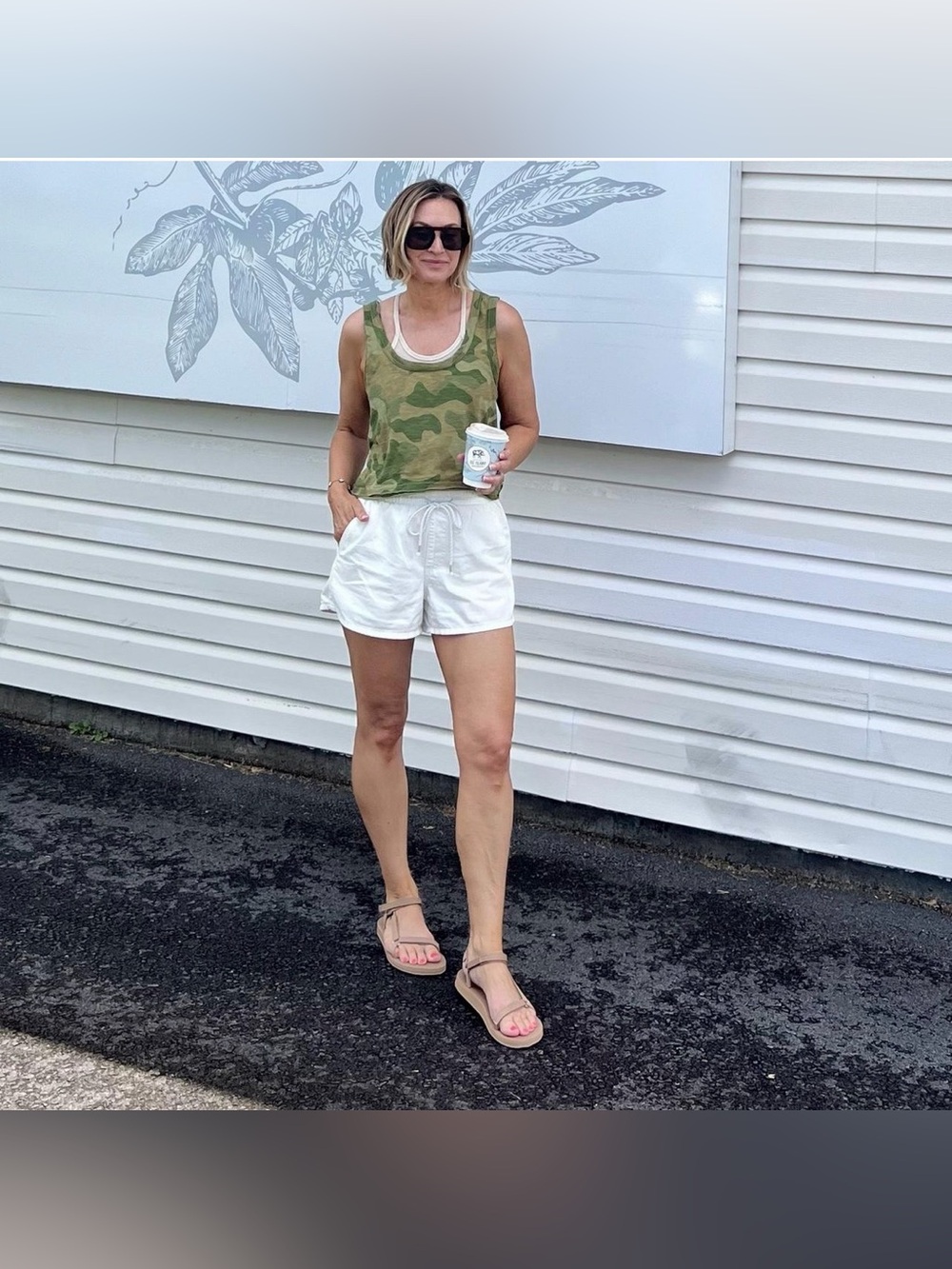 Universal Thread Women’s Mid Rise Linen Blend Pull On Denim Shorts - Picture 2 of 3